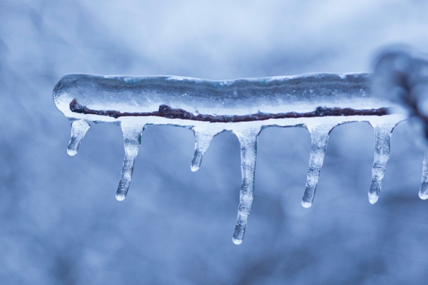 icicle depicting freezing risk in oil tank